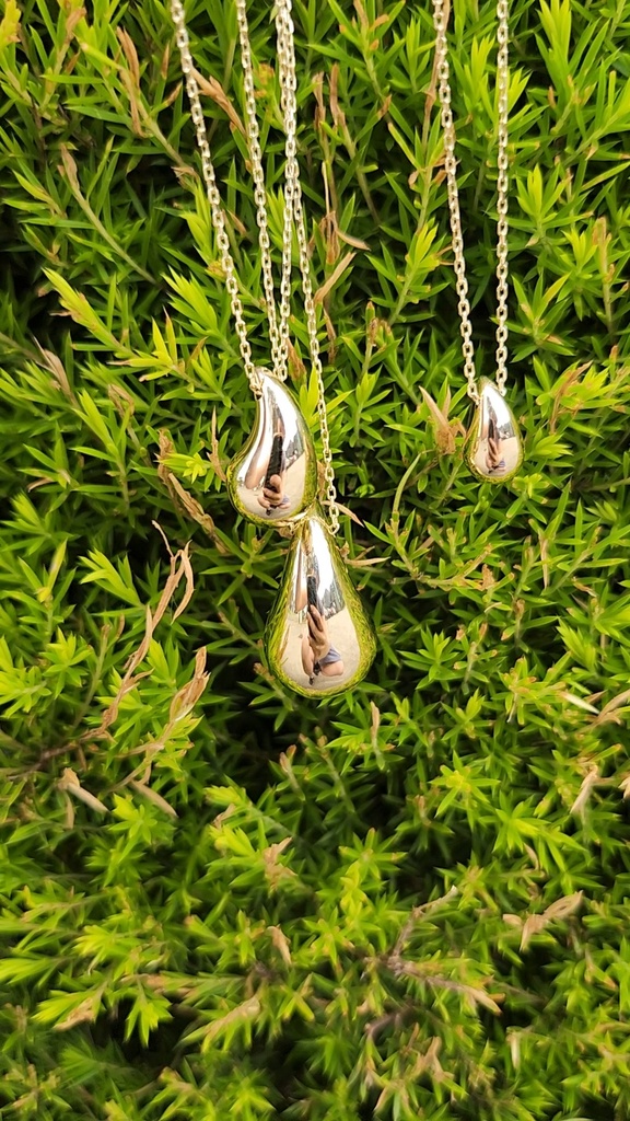 9Y MEDIUM TEARDROP SLIDING PENDANT ON CHAIN