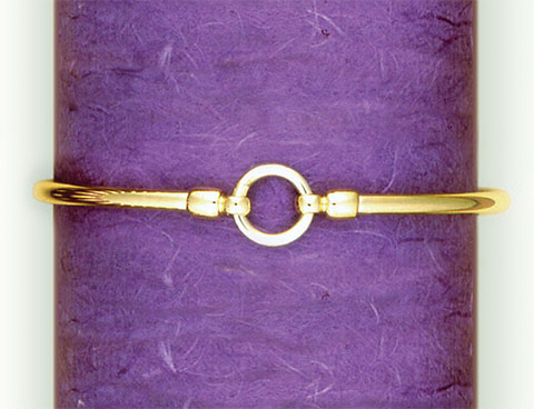 SOLID BANGLE KNOT FEATURE