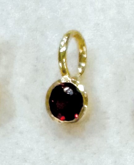 9Y MINI GARNET CHARM