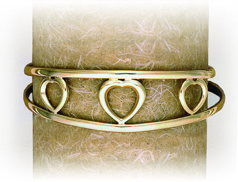 SOLID BANGLES WITH GRADUATED HEARTS FEATURES