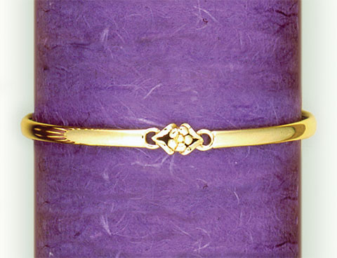 SOLID BANGLE DOUBLE PETAL FEATURE