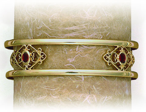 [Y2C73 X 4] SOLID BANGLES OPEN HEARTS FANCY X 4 STONE SET FEATURES AROUND